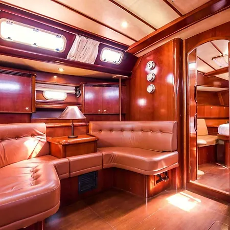 Boat Aiolis 보트호텔 *