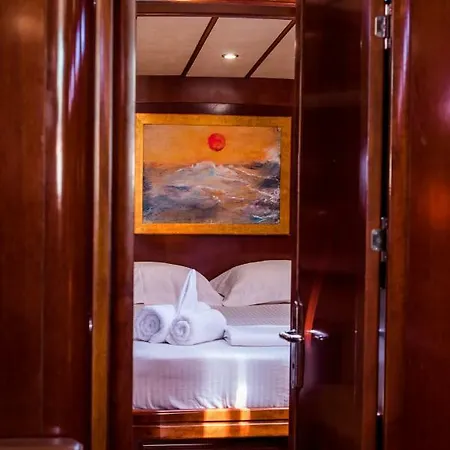 Boat Aiolis Hotel en barco Mykonos Town